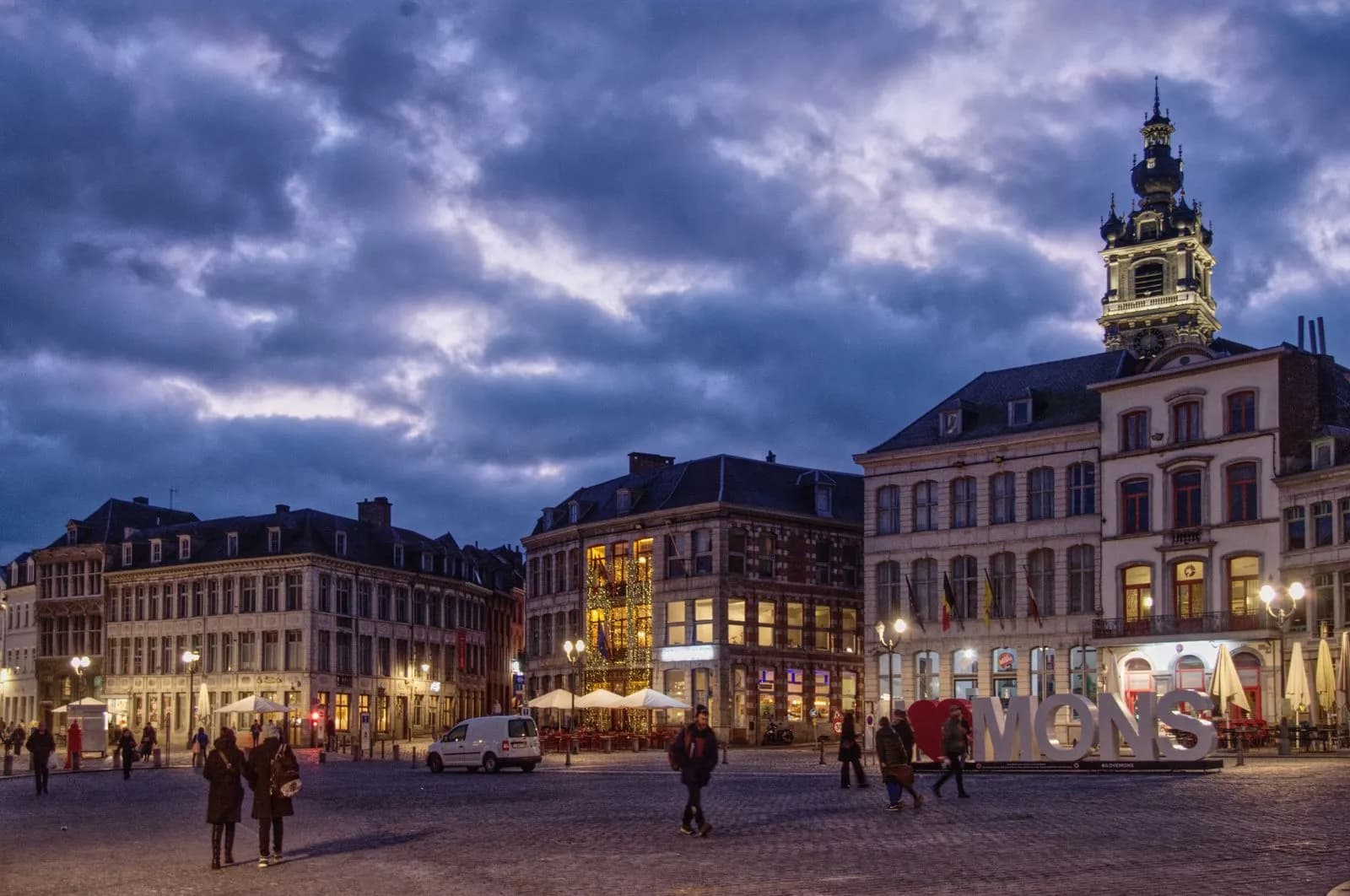 Vue de Mons avec le beffroi et la Grand-Place