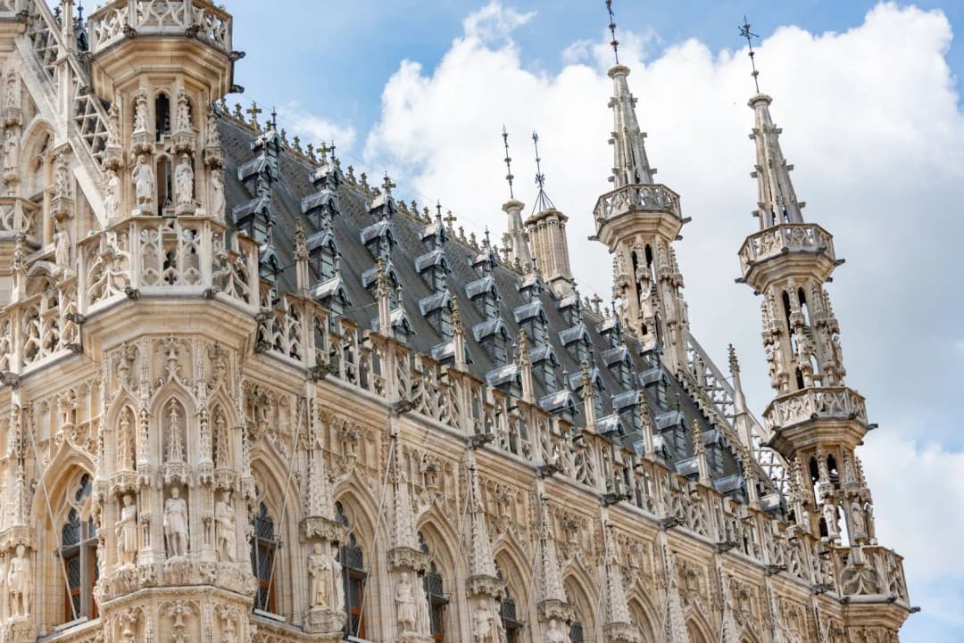 Façade gothique de l'hôtel de ville de Louvain avec ses clochetons