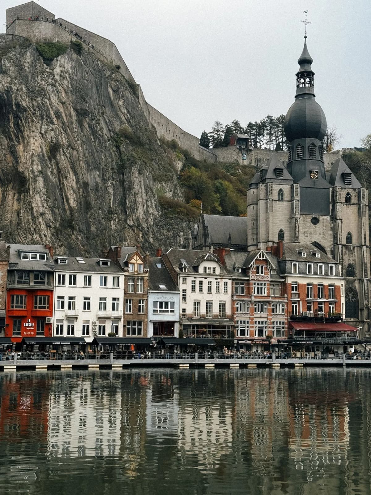 Citadelle de Dinant perchée sur la falaise au-dessus de la Meuse