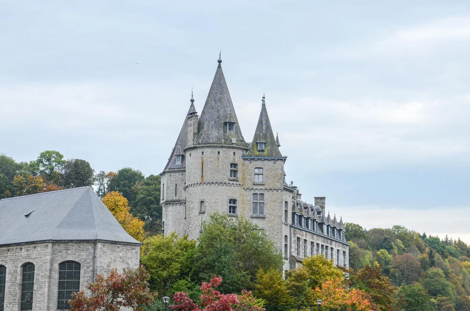 Vue sur Durbuy, la plus petite ville du monde, avec le château et l'Ourthe