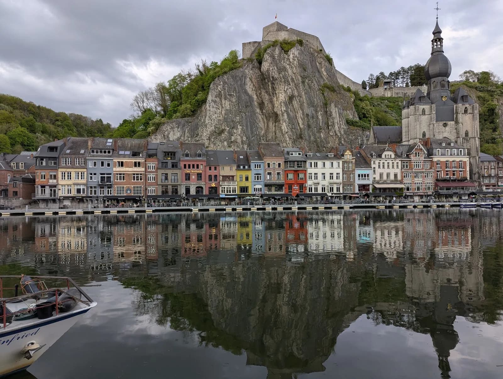 Vue panoramique de Dinant avec la citadelle, la collégiale et la Meuse