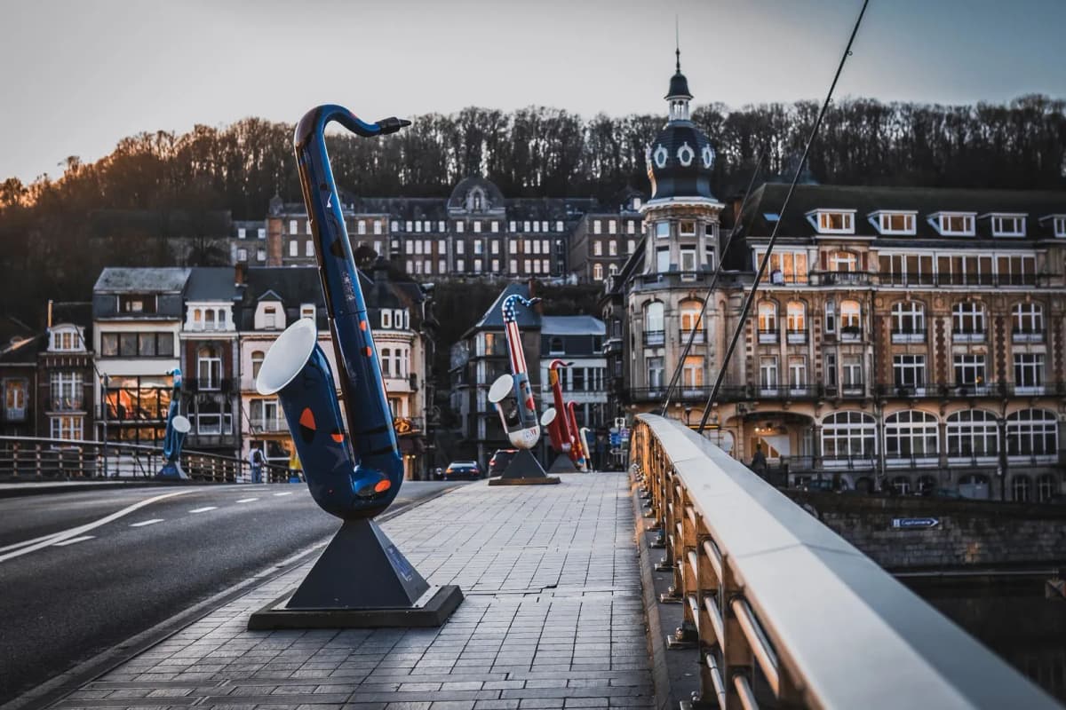Saxophones géants colorés sur le pont Charles de Gaulle à Dinant