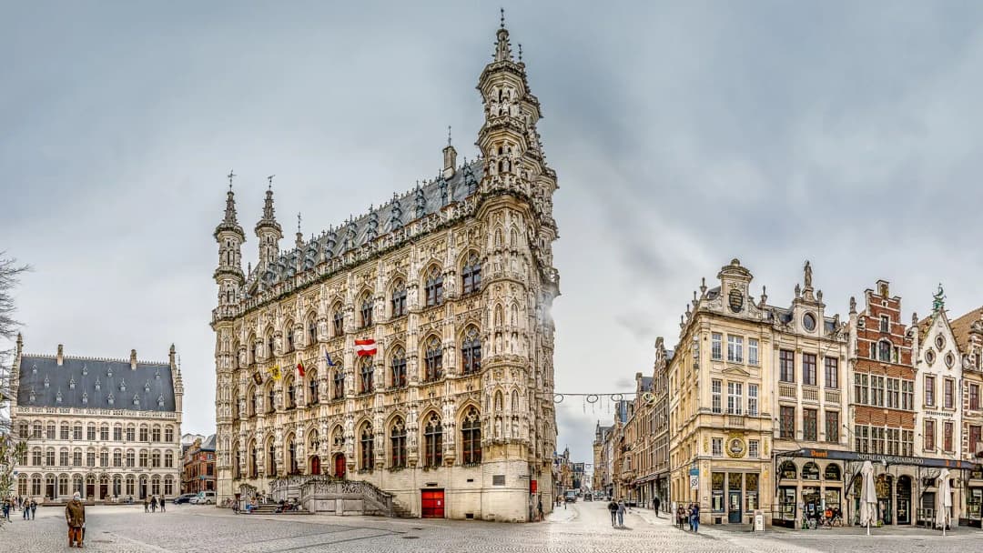 Grand-Place de Louvain avec cafés