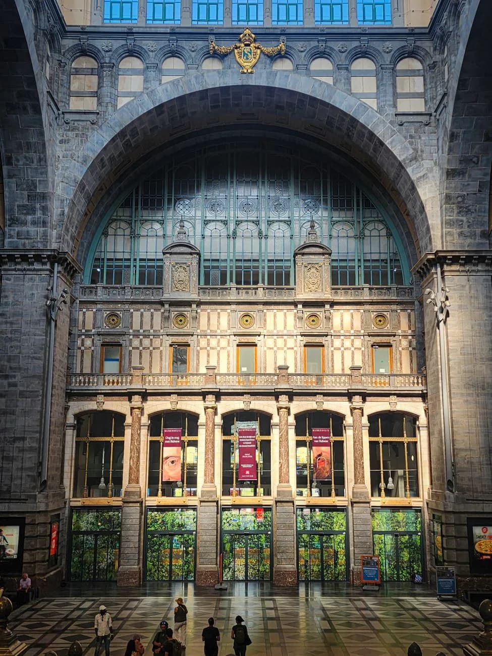 Le hall monumental de la gare d'Anvers-Central, avec sa grande arche de pierre et sa verrière