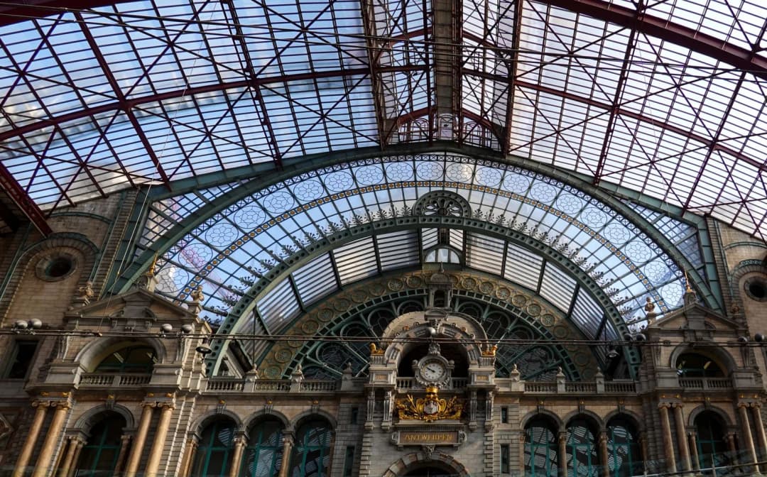 Verrière et horloge dorée de la gare d'Anvers-Central, au-dessus de l'inscription Antwerpen