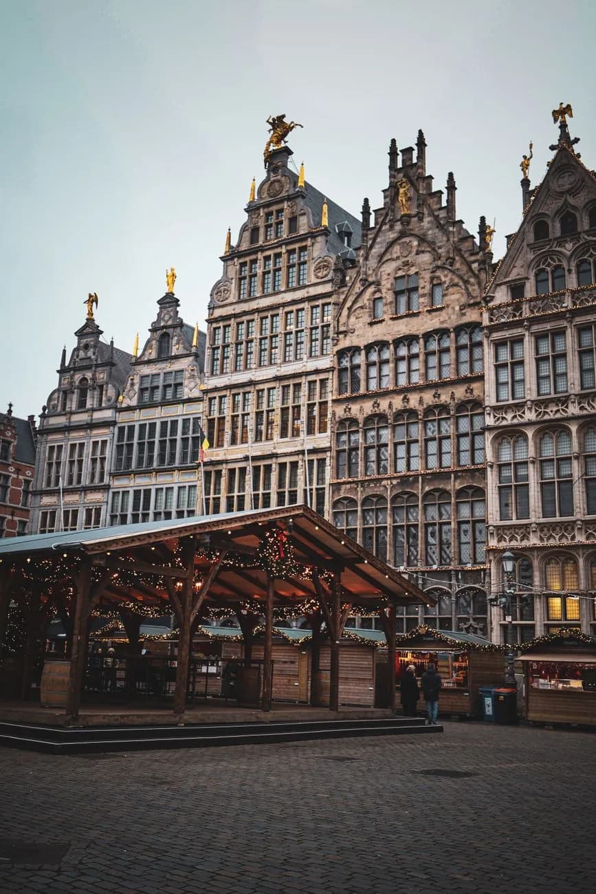 Chalets en bois d'un marché de Noël au pied des maisons de corporation à pignons dorés de la Grote Markt d'Anvers
