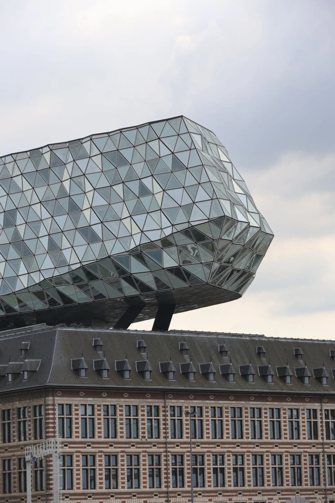 La Maison du port d'Anvers, volume de verre de Zaha Hadid posé sur l'ancienne caserne de pompiers