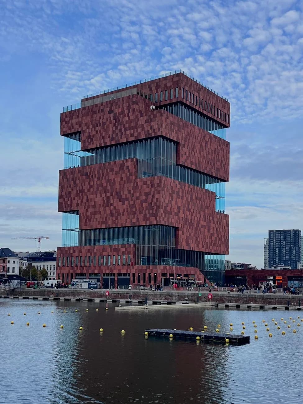 Le musée MAS d'Anvers, tour de grès rouge à étages décalés, au bord d'un bassin de l'Eilandje