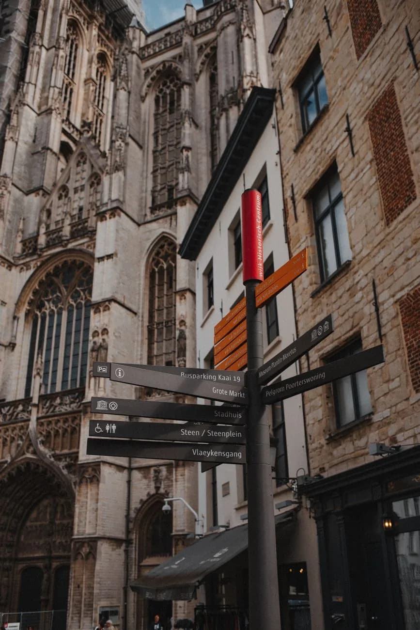 Panneaux directionnels vers la Grote Markt et le Steen, devant la cathédrale gothique d'Anvers