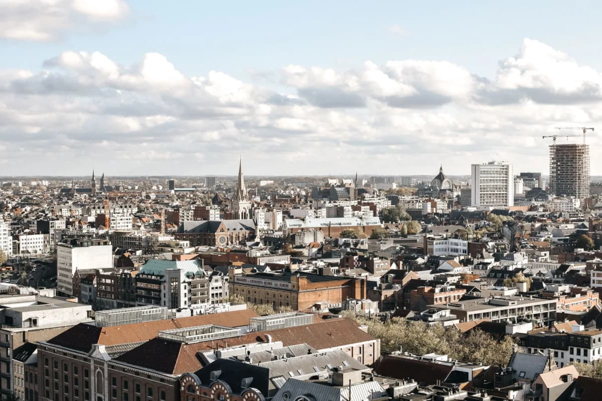 Panorama sur les toits d'Anvers, avec le dôme de la gare Centrale et les clochers émergeant du tissu urbain