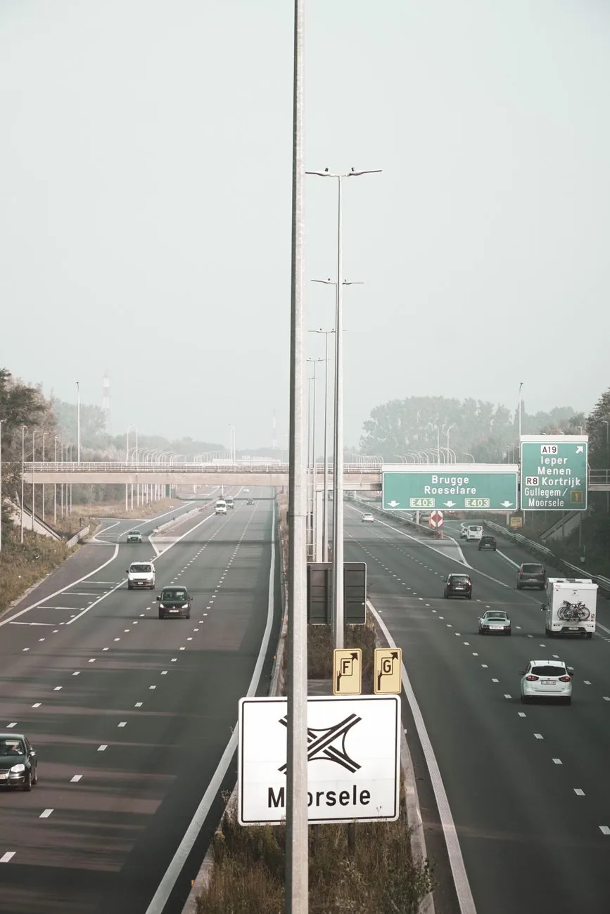 Autoroute E403 en Flandre-Occidentale, panneaux vers Bruges, Roulers et Courtrai