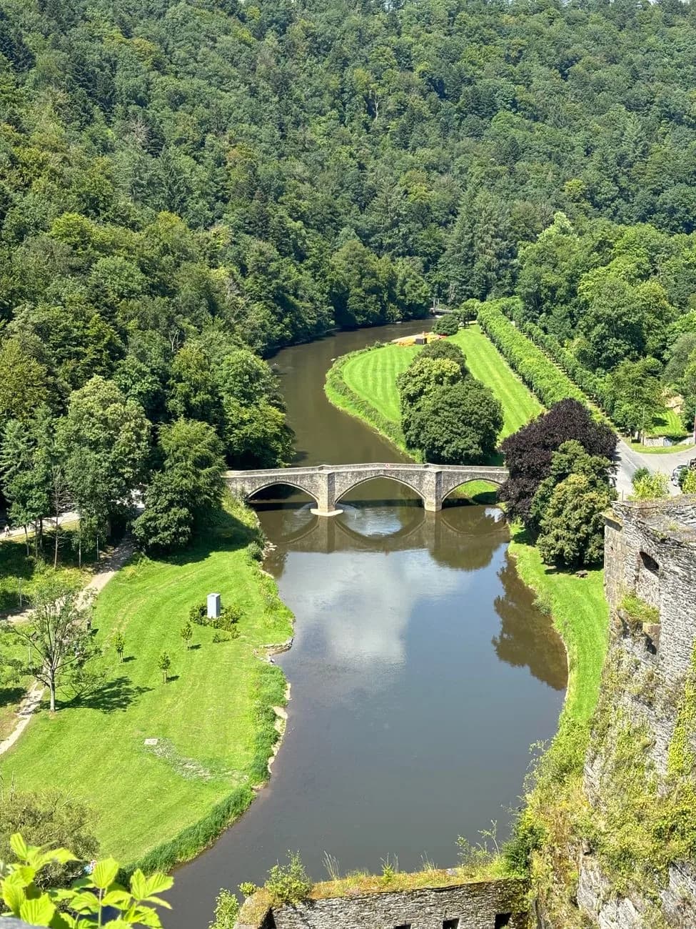 La Semois et son pont de pierre à trois arches vus d'en haut, depuis le rempart de schiste du château de Bouillon