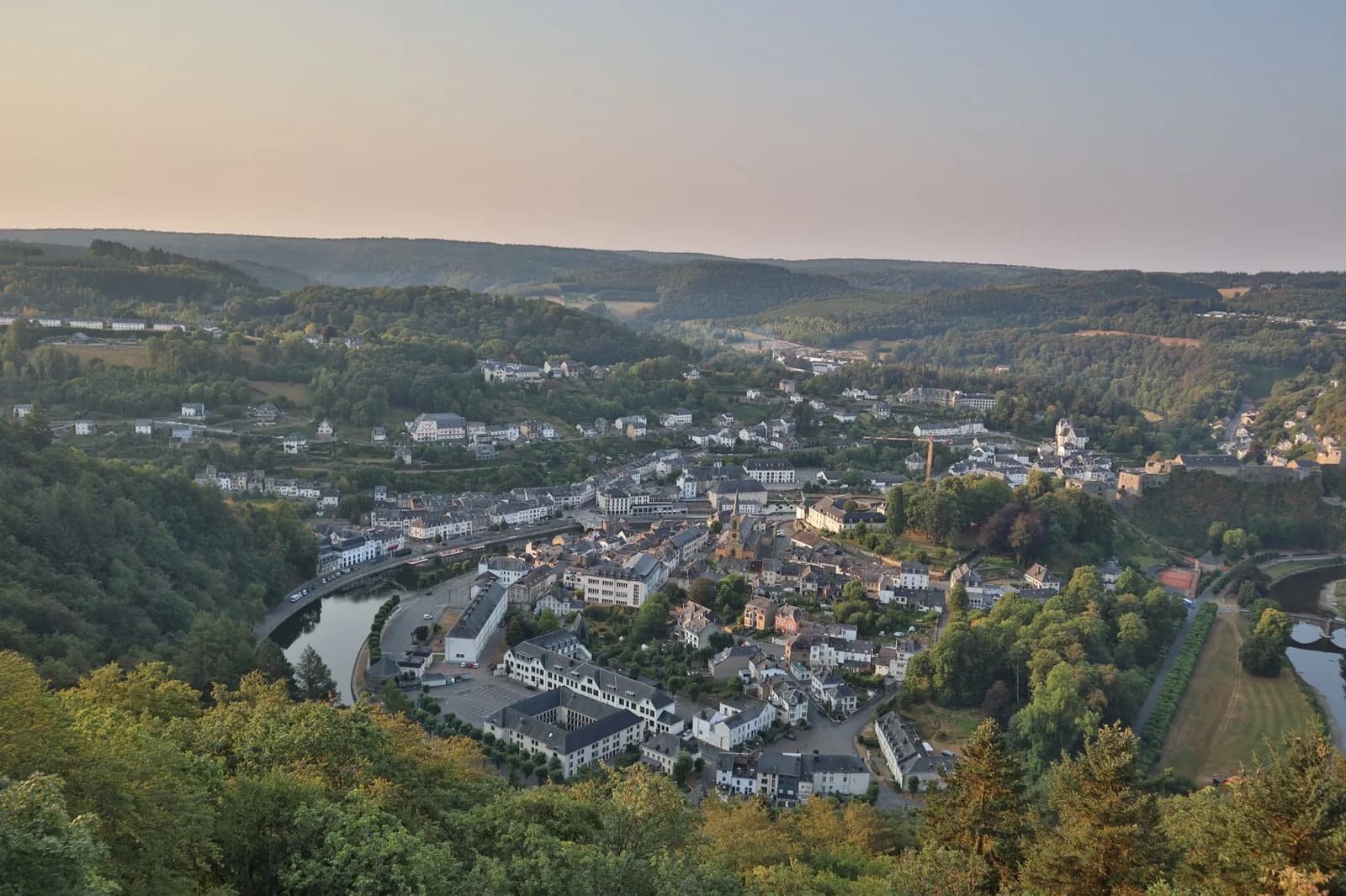La ville de Bouillon dans son méandre de la Semois, dominée par les remparts du château fort, au lever du jour