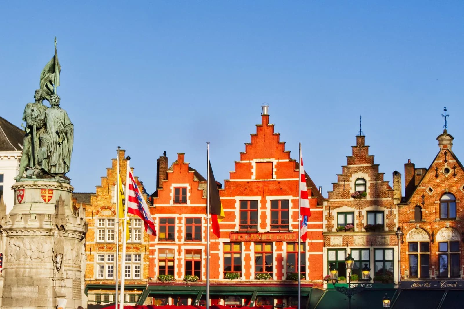 Statue de Jan Breydel et Pieter de Coninck devant les maisons à pignons colorées du Markt de Bruges
