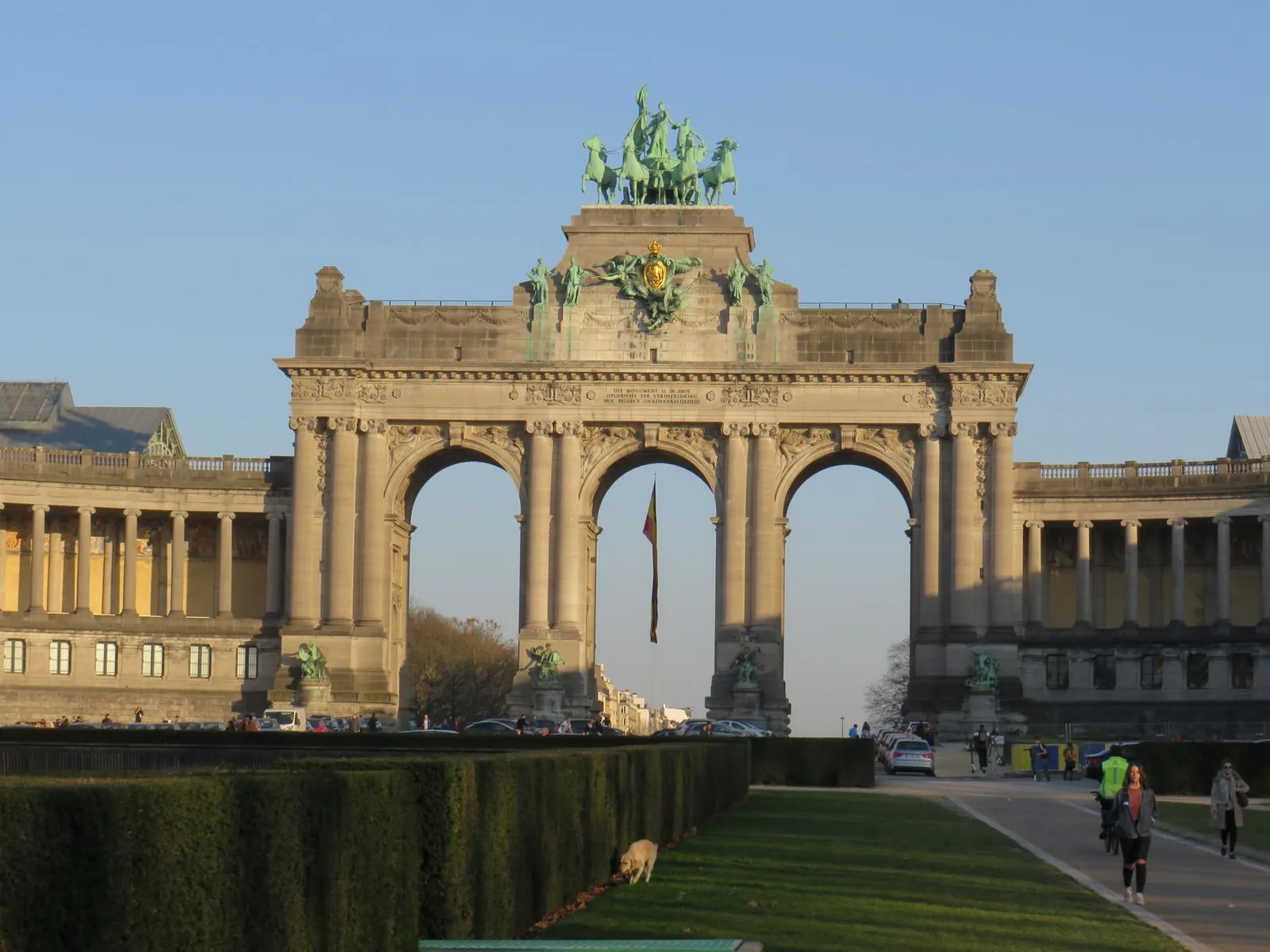 L'arcade monumentale du Cinquantenaire à Bruxelles, vue depuis l'allée centrale du parc