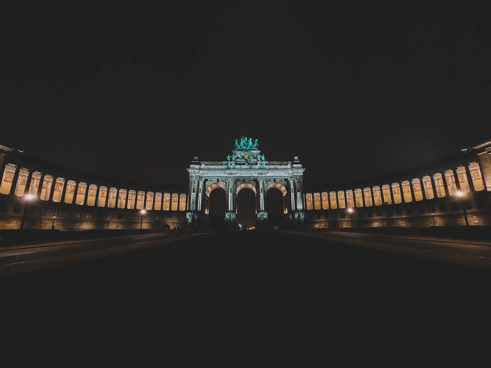 Les arcades du Cinquantenaire à Bruxelles éclairées de nuit