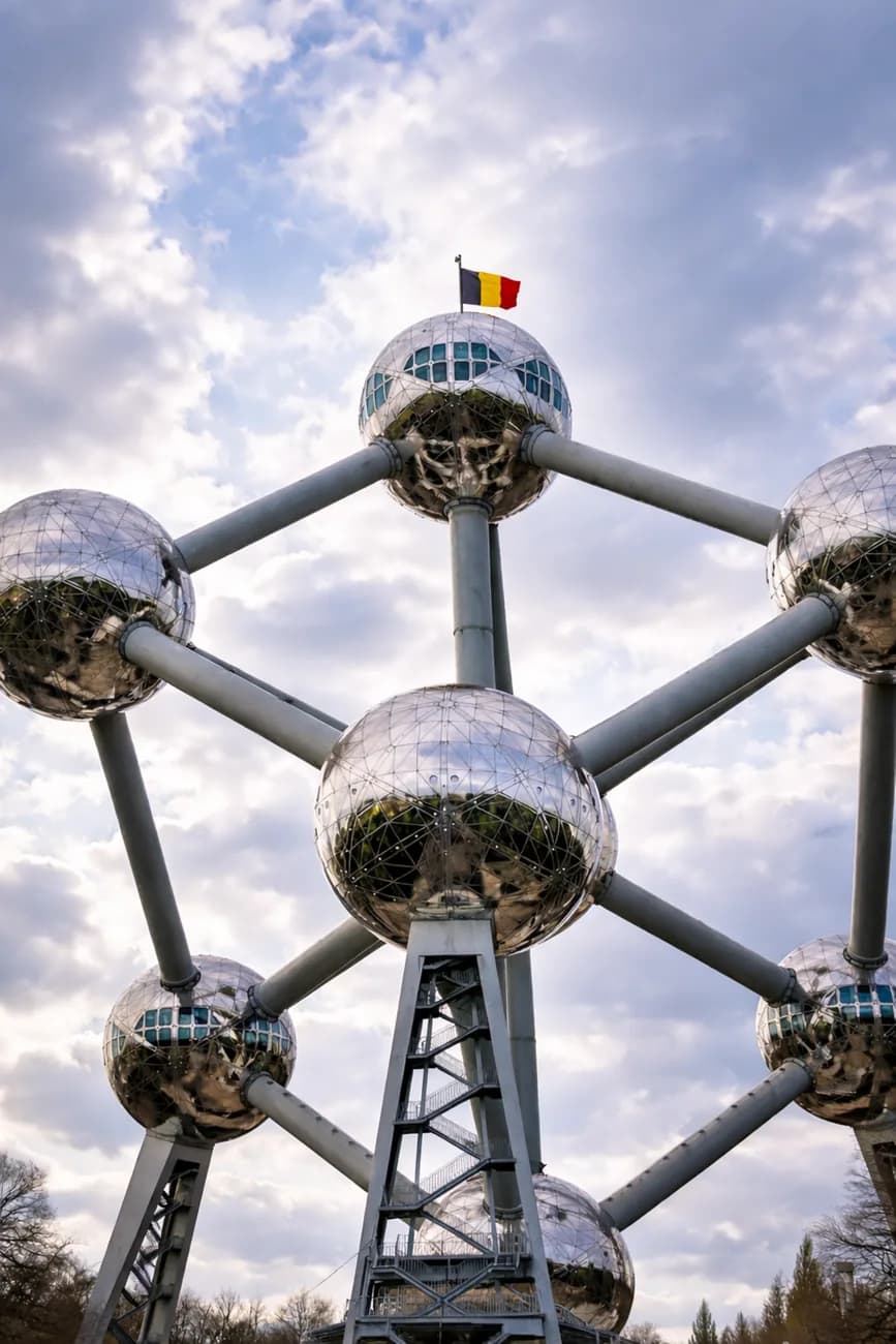 Les sphères d'acier de l'Atomium vues en contre-plongée, drapeau belge au sommet