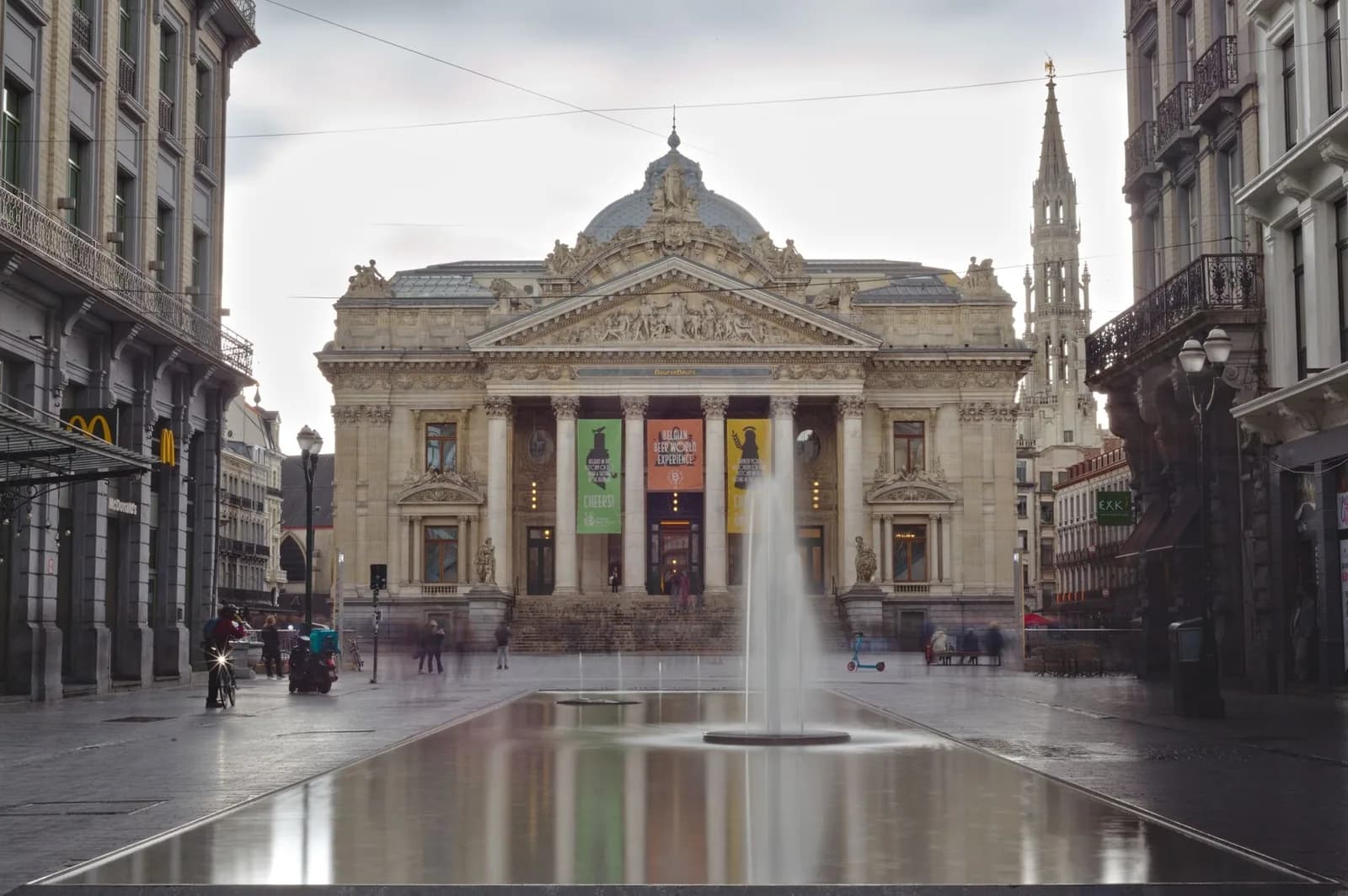 La Bourse de Bruxelles, bâtiment néoclassique à colonnes et fronton, vue depuis le piétonnier du boulevard Anspach