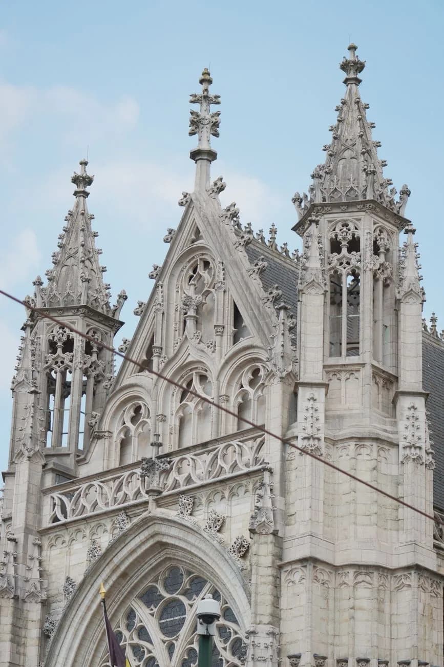 Les pinacles ajourés et la façade de pierre blanche de l'église Notre-Dame du Sablon à Bruxelles