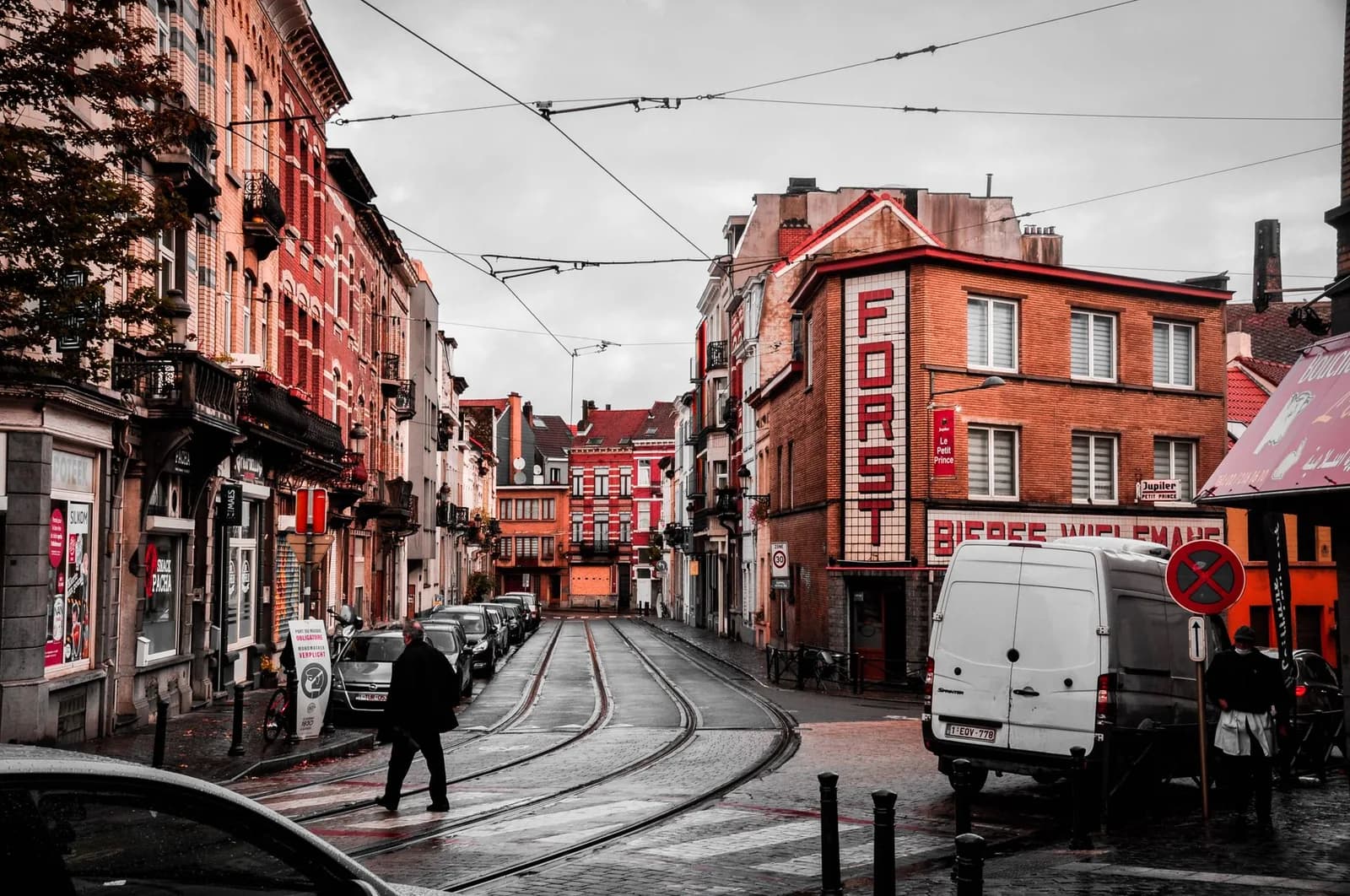 Rails de tram et façades de brique à Forest, devant l'ancienne brasserie Wielemans, à Bruxelles