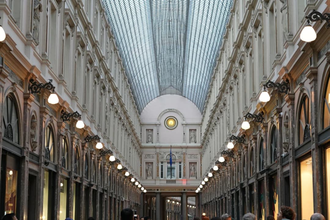 Perspective de la Galerie de la Reine à Bruxelles, sous sa longue verrière en berceau