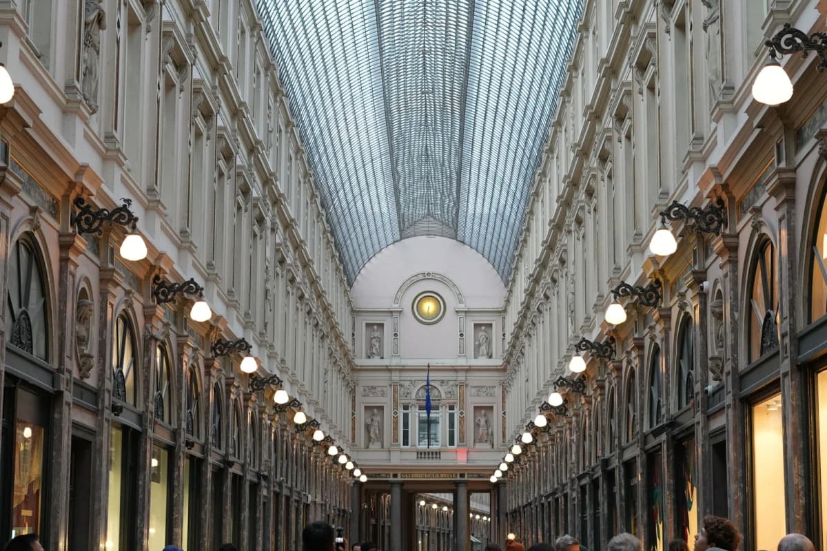 Perspective de la Galerie de la Reine à Bruxelles, sous sa longue verrière en berceau
