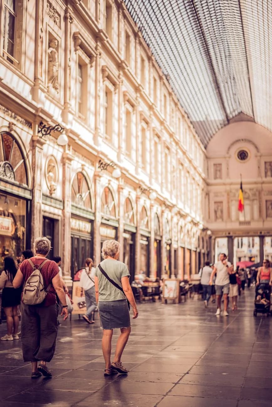 Des passants marchent sous la verrière des Galeries Royales Saint-Hubert à Bruxelles