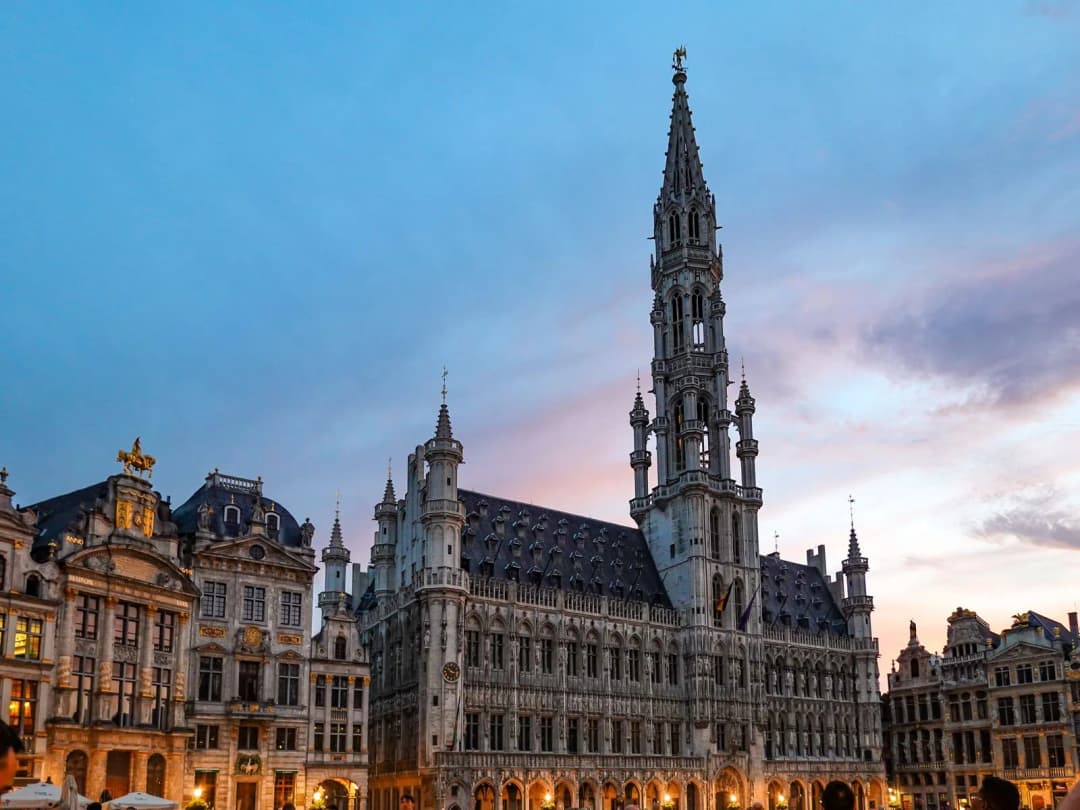 La façade et la tour de l'hôtel de ville gothique de Bruxelles au crépuscule, sur la Grand-Place