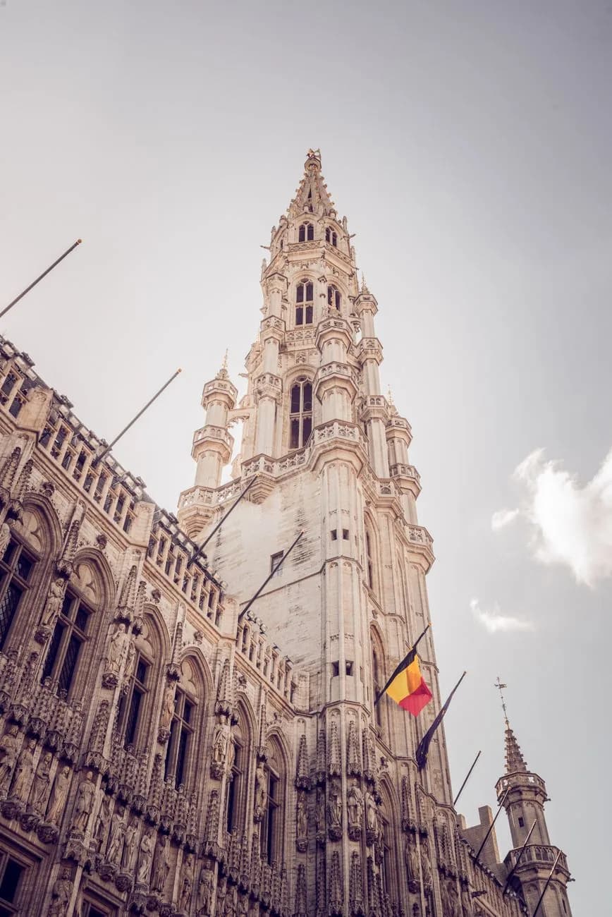 La tour de l'hôtel de ville de Bruxelles et sa façade sculptée, vues en contre-plongée depuis la Grand-Place