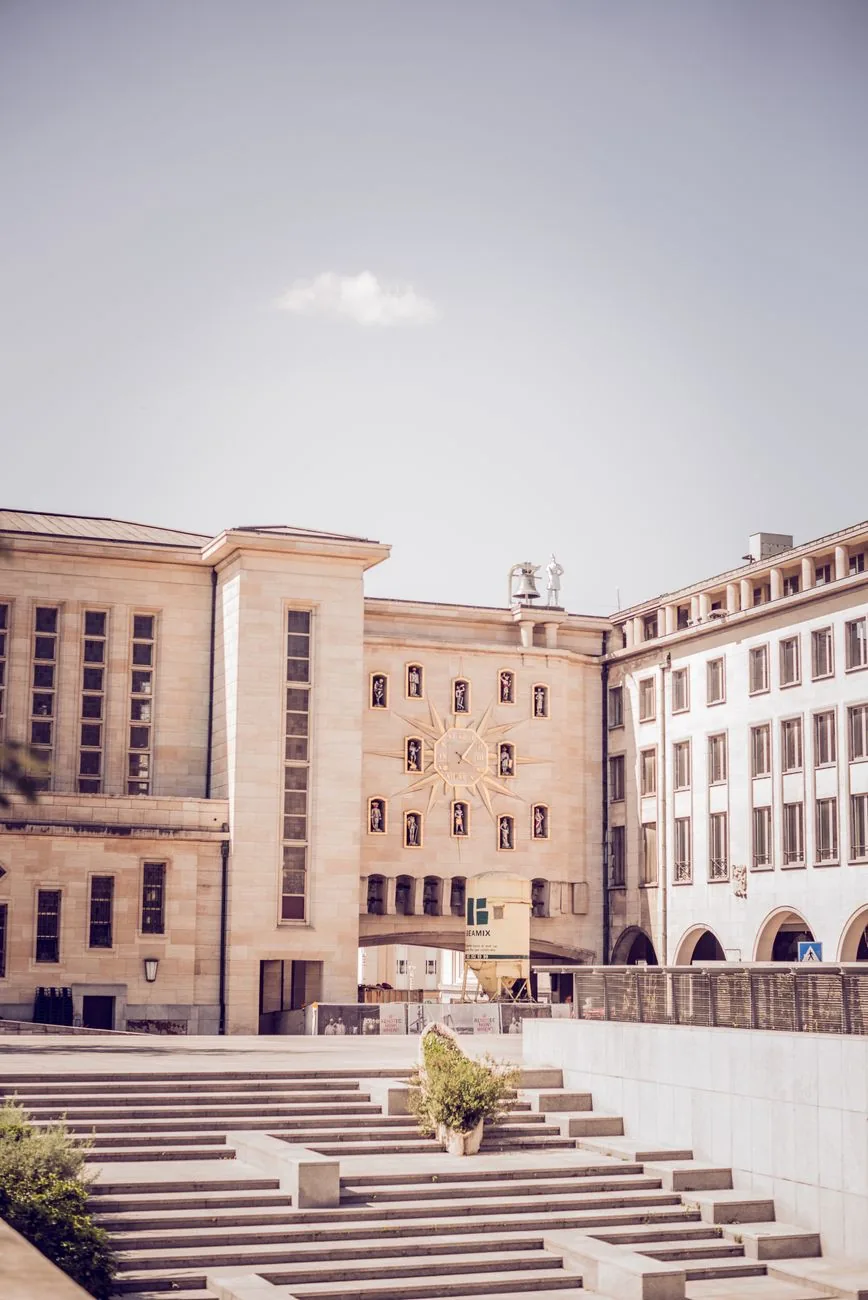 L'horloge à jacquemart du Mont des Arts à Bruxelles, au-dessus des escaliers qui montent vers la place Royale