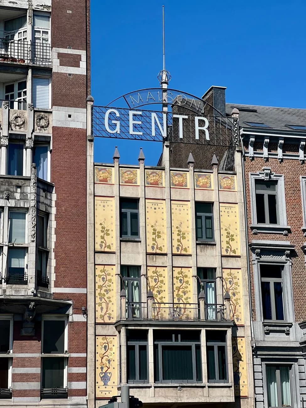 Façade Art nouveau ornée de panneaux de céramique à motifs de vigne