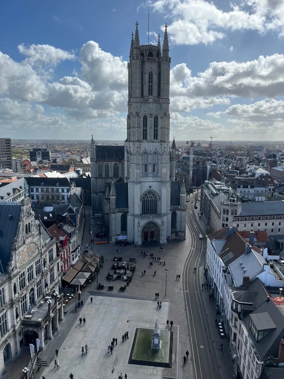 La tour et la nef de la cathédrale Saint-Bavon de Gand vues d'en haut, au-dessus de la place et de sa fontaine