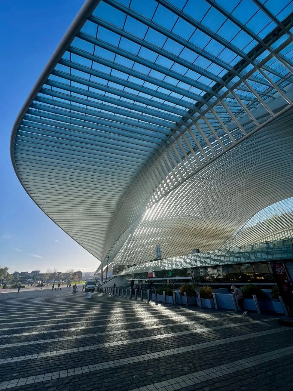 L'auvent en acier et verre de la gare de Liège-Guillemins vu depuis le parvis