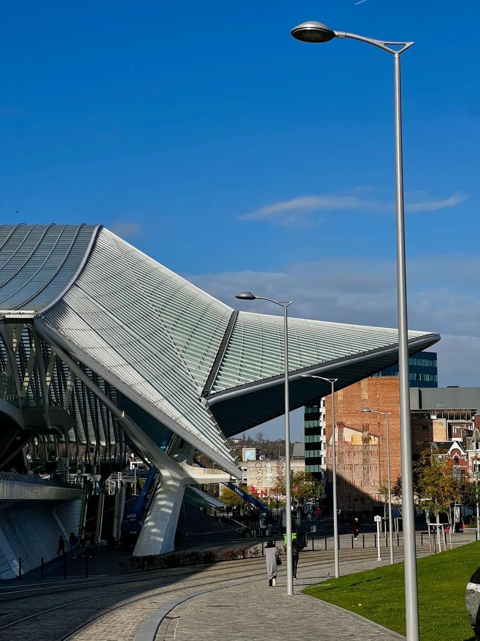 La toiture ondulée de la gare de Liège-Guillemins et l'esplanade qui la longe