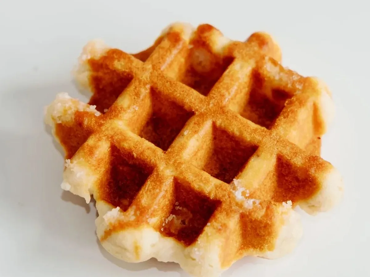 Gaufre de Liège dorée au sucre perlé, sur fond clair