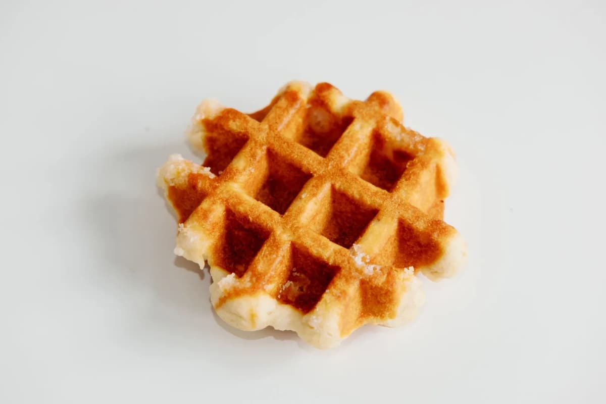 Gaufre de Liège dorée aux bords irréguliers et au sucre perlé caramélisé