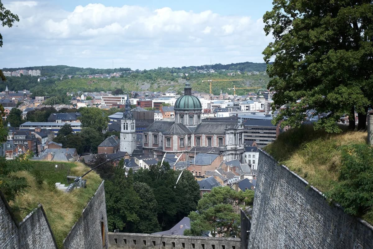 Vue depuis les remparts de la citadelle de Namur sur la cathédrale Saint-Aubain et son dôme de cuivre vert