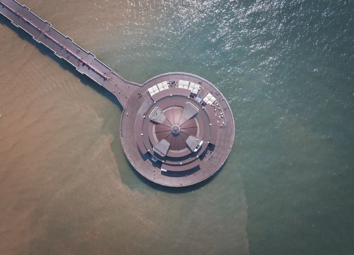 Vue aérienne de la rotonde du pier de Blankenberge au bout de sa passerelle au-dessus de la mer du Nord